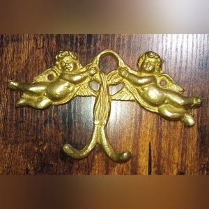Cherub hanger with two hooks